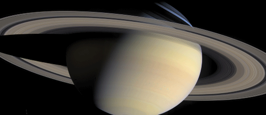 2005년, 탐사선 카시니가 찍은 토성의 모습. 아름다운 고리가 인상적이다. 자세히 보면 고리는 여러 개로 나누어져 있으며 
    그 나누어진 틈을 간극이라 한다. 이러한 간극 사이에는 작은 위성들이 존재하기도 한다.